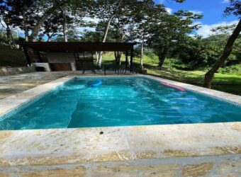 Villa de 2 Niveles Amueblada, en venta  en Rancho Arriba San José de Ocoa