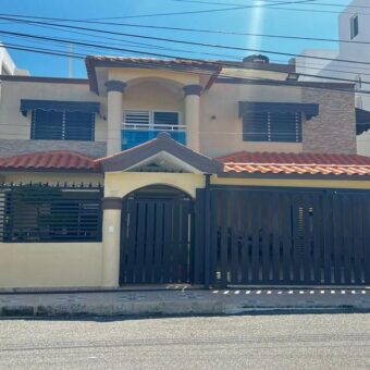 Casa de 2 Niveles en Venta en Brisa Oriental II