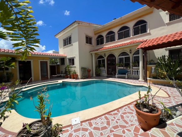 Casa de Lujo en Venta en Altos de Arroyo Hondo III | 5 Habitaciones, Piscina y 600 m² de Solar