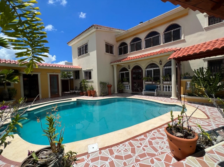 Casa de Lujo en Venta en Altos de Arroyo Hondo III | 5 Habitaciones, Piscina y 600 m² de Solar