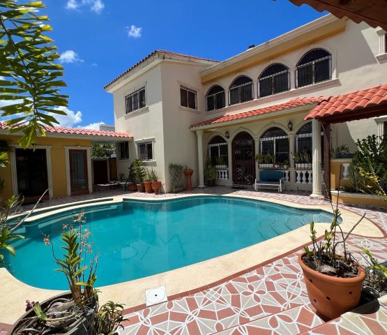 Casa de Lujo en Venta en Altos de Arroyo Hondo III | 5 Habitaciones, Piscina y 600 m² de Solar